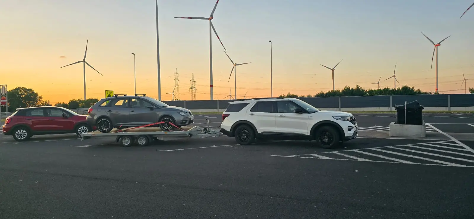 Autotransportanhänger bei Sonnenuntergang Mochi's Rental Perchtoldsdorf und Umgebung