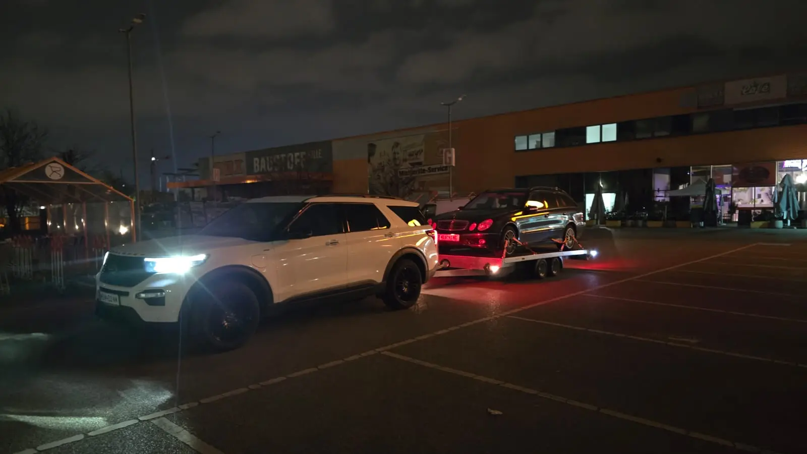 Autotransportanhänger nachts Mochi's Rental Perchtoldsdorf