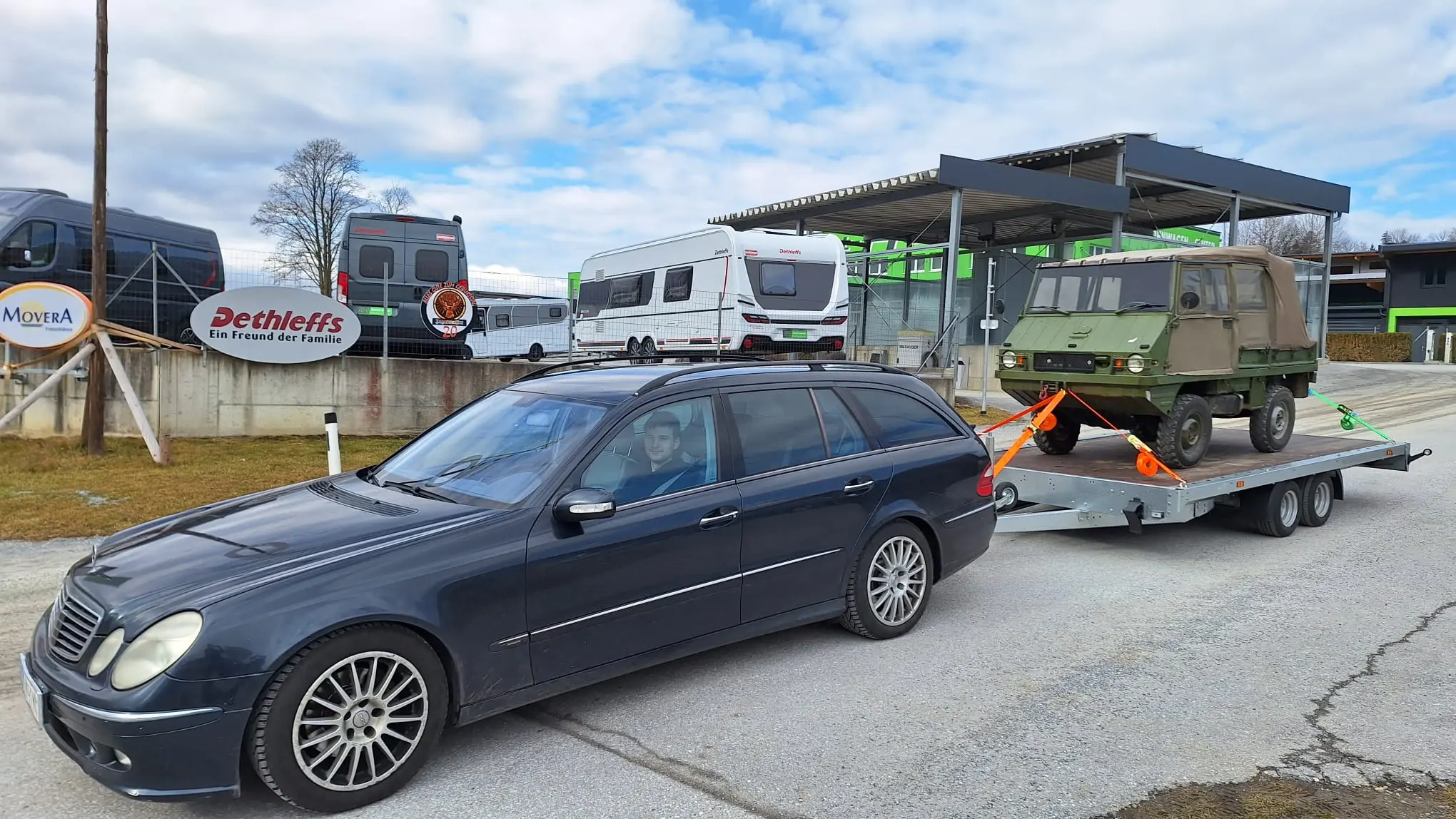 Autotransportanhänger mit Militärfahrzeug Mochi's Rental Perchtoldsdorf und Umgebung