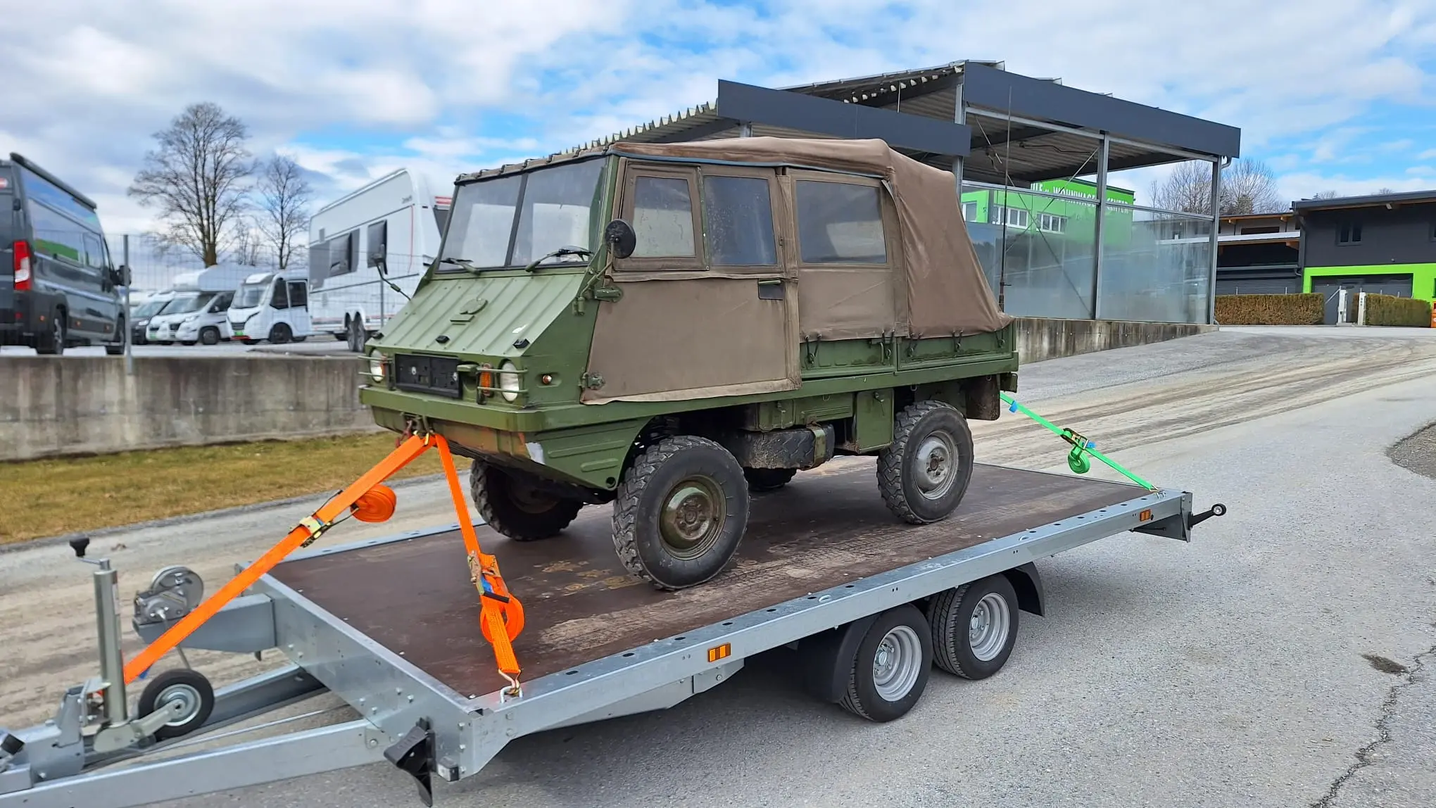 Autotransportanhänger mit LKW Mochi's Rental Perchtoldsdorf